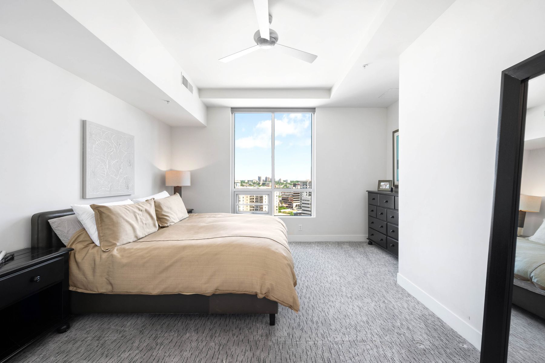  Two Parking Spaces and One of Largest Living/Dining Spaces Downtown - 物件實景