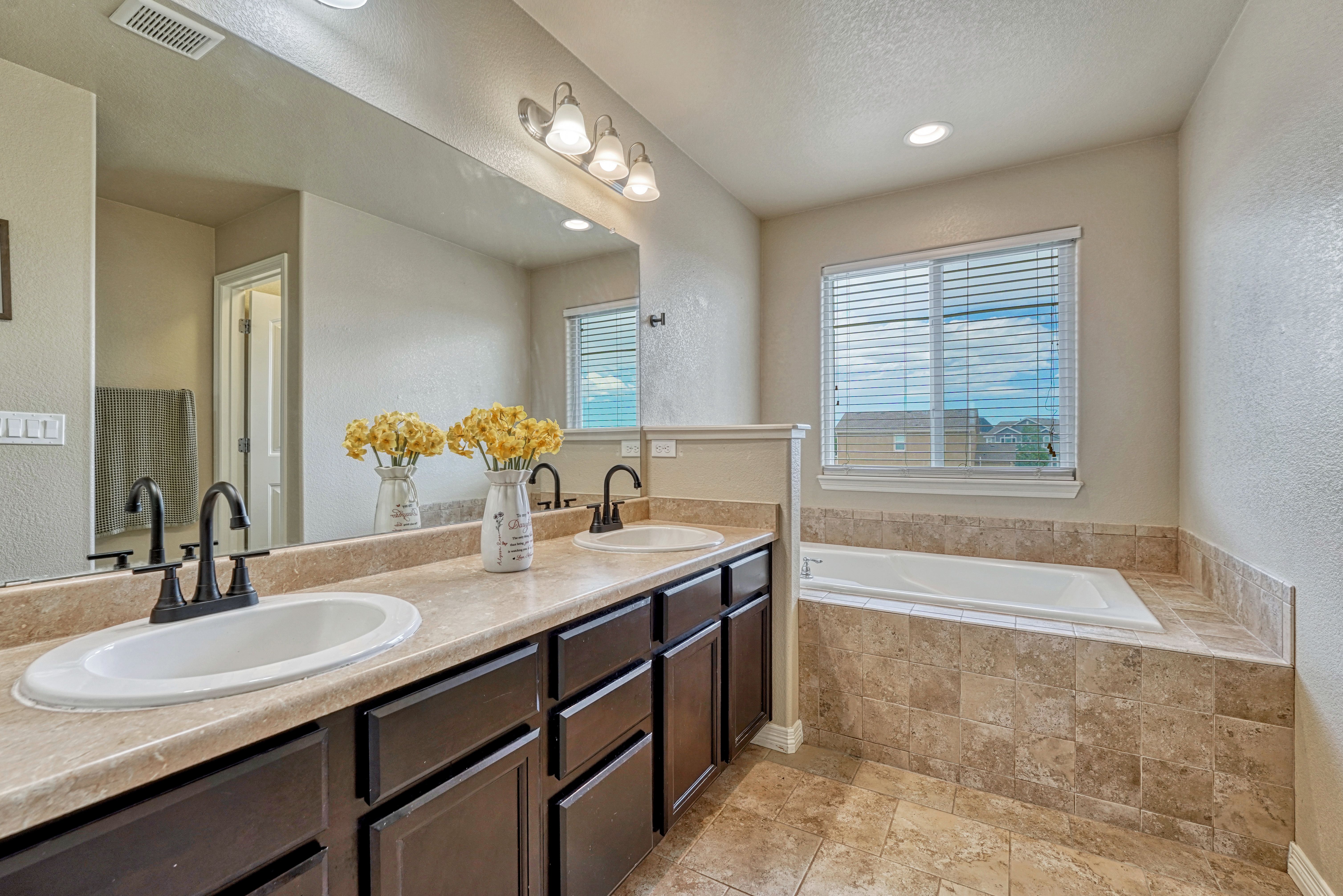  Exceptionally Updated Residence in The Meadows at Lorson Ranch - 物件實景