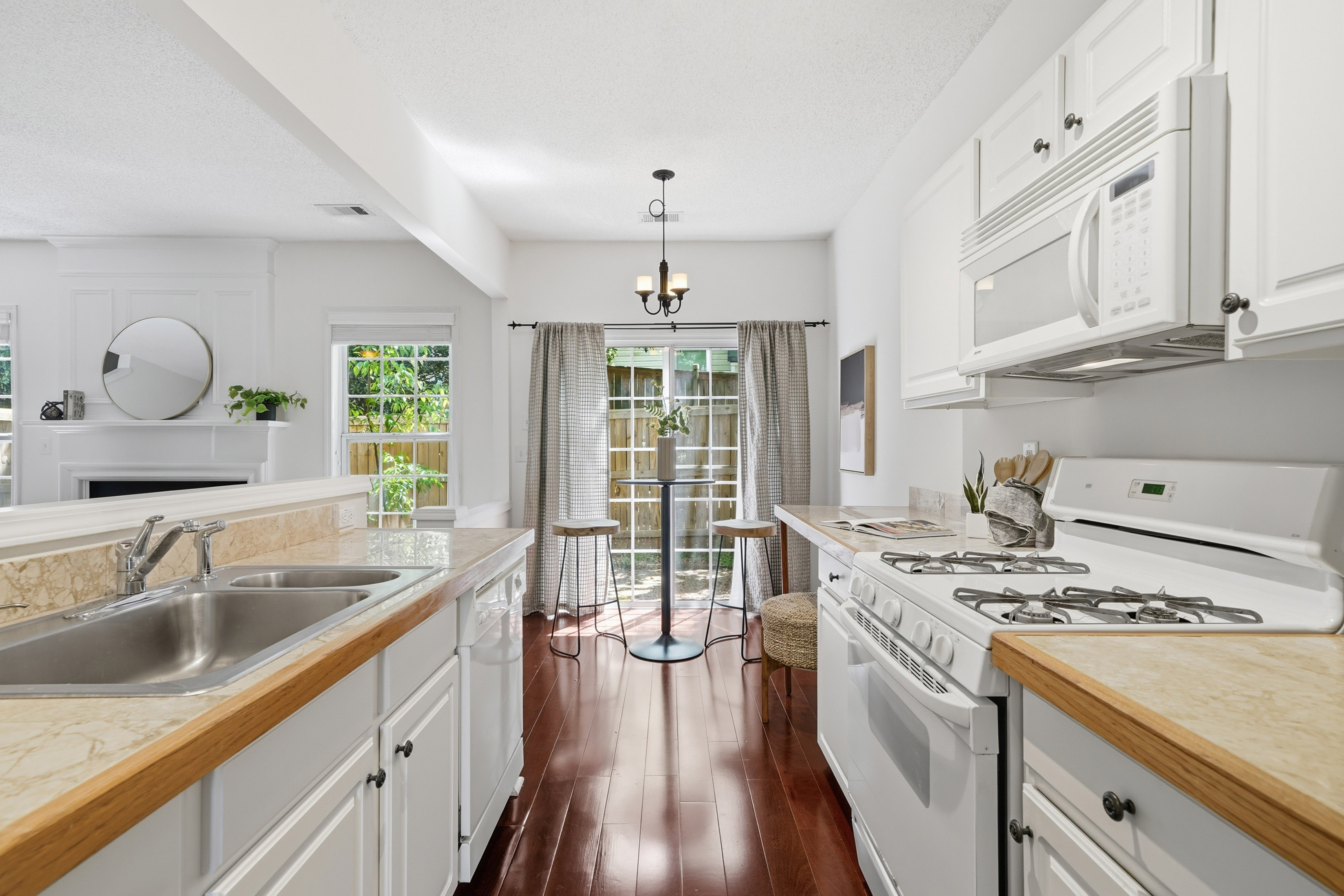  Beautifully Maintained Townhome in Sought-After Creekside at Mansell - 物件實景