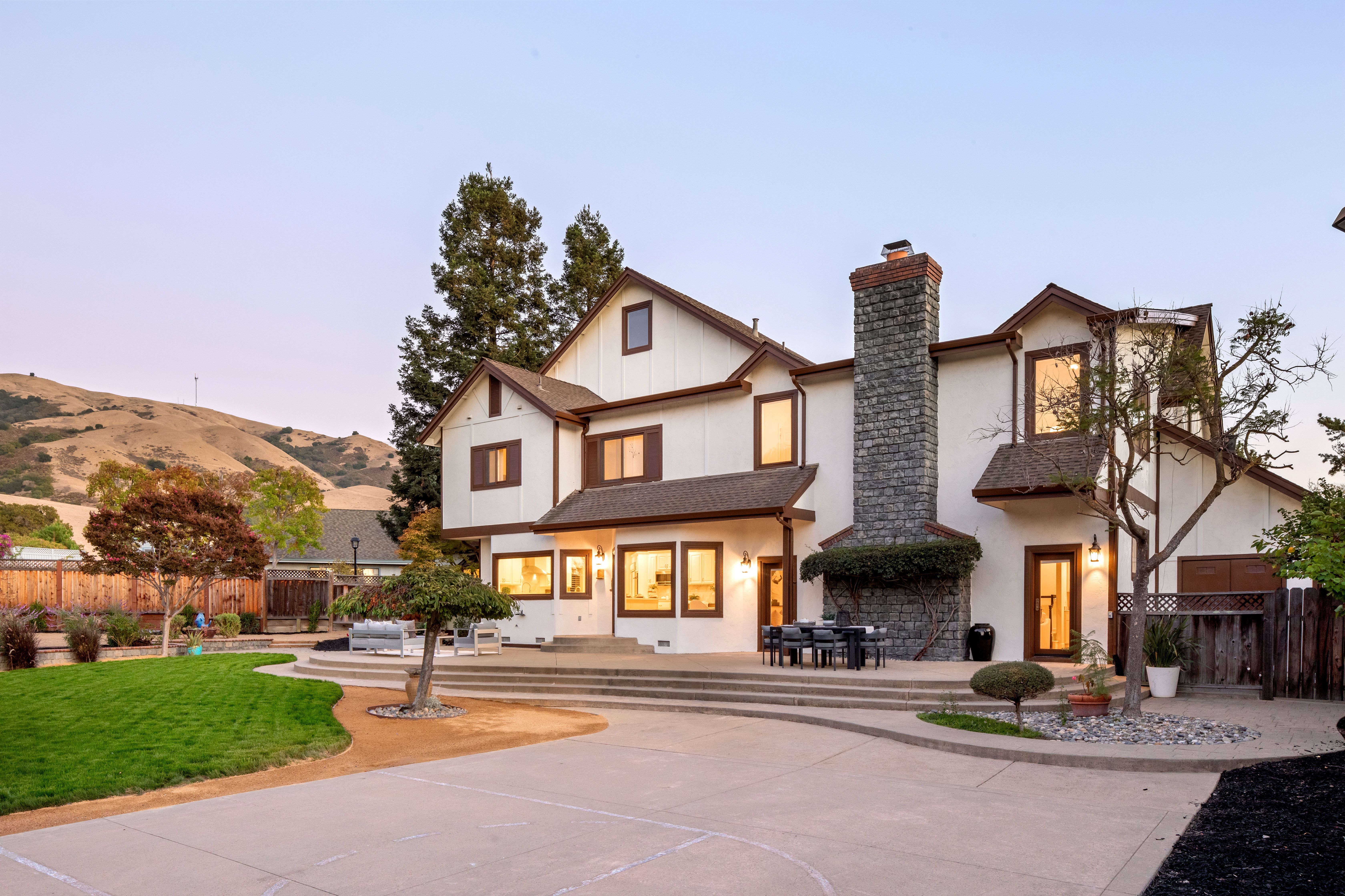  Grand Tudor Estate Offering Luxury Living in Gated Vineyard Heights - 物件實景