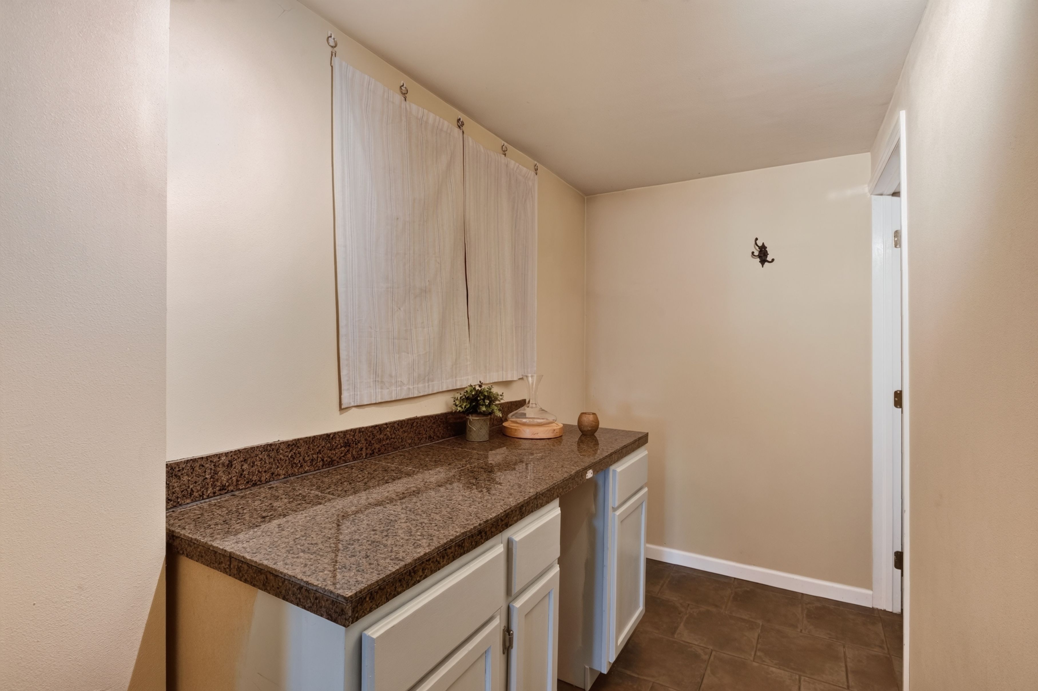  Unique Kitchen & Vaulted Beamed Room Near Cherry Creek State Park Retreat - 物件實景