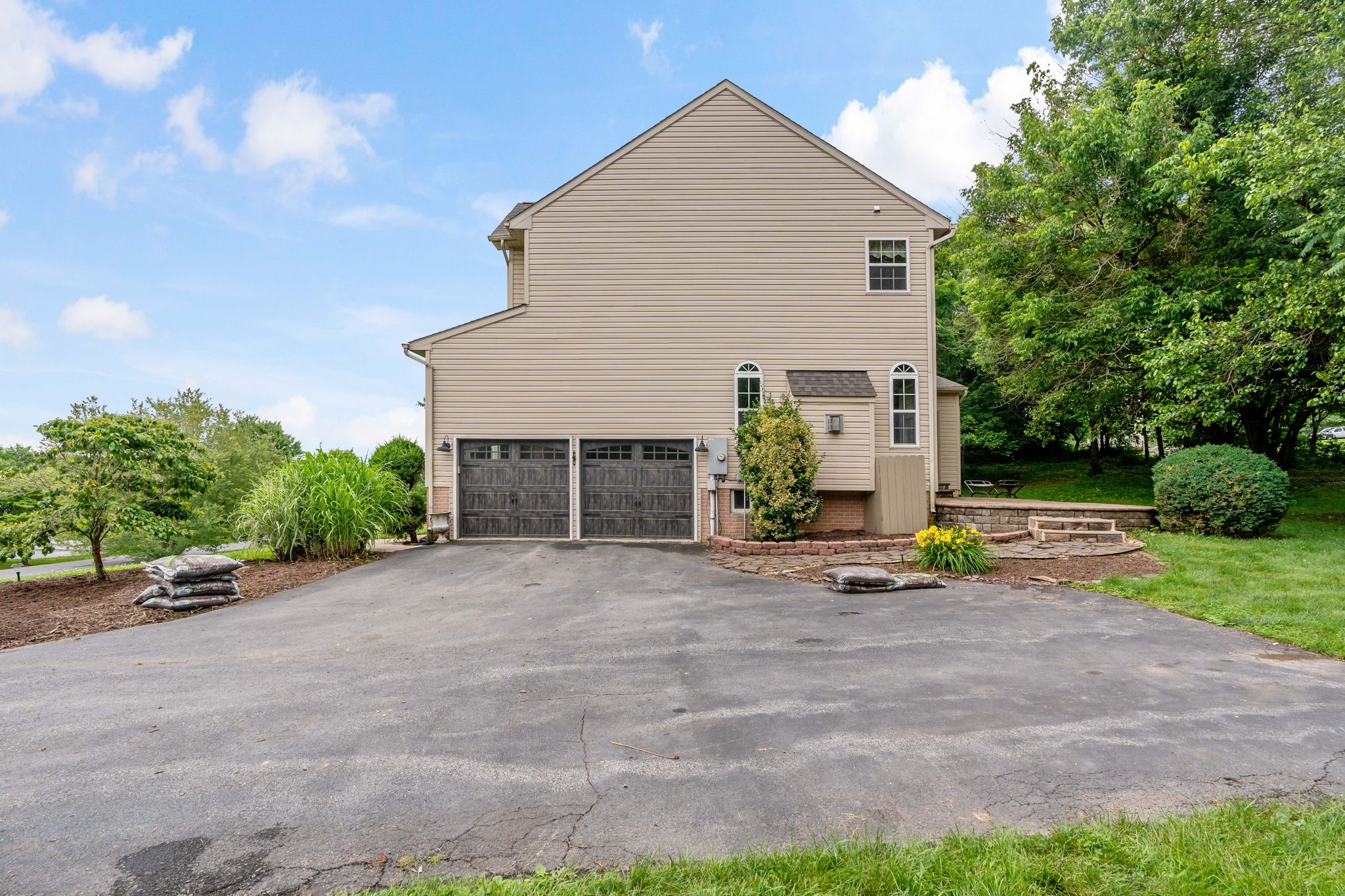 Martinsburg, West Virginia, 25403, United States, 4 Bedrooms Bedrooms, ,Residential,For Sale,1873550