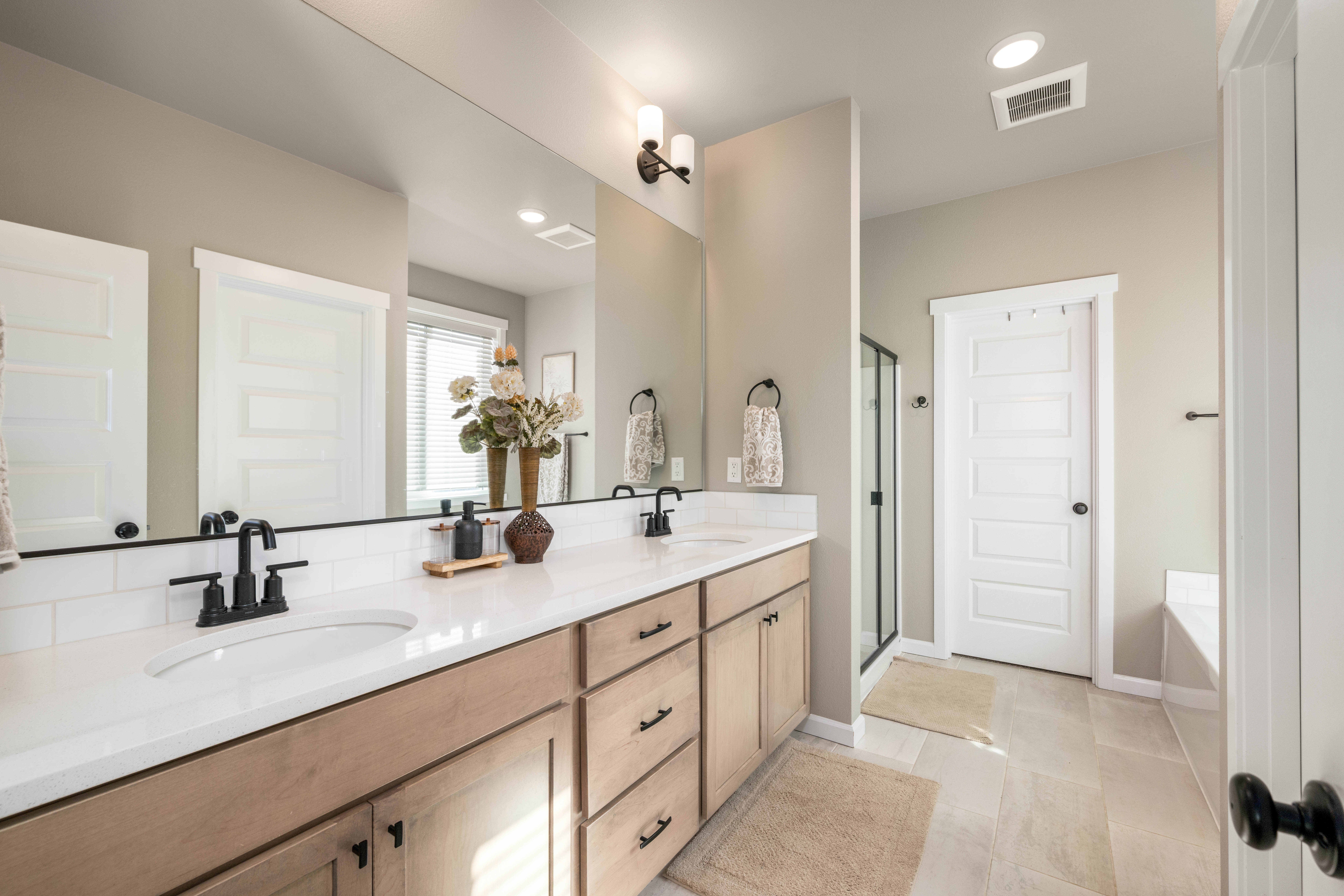  2024 West Richland Gem + RV Parking - 物件實景