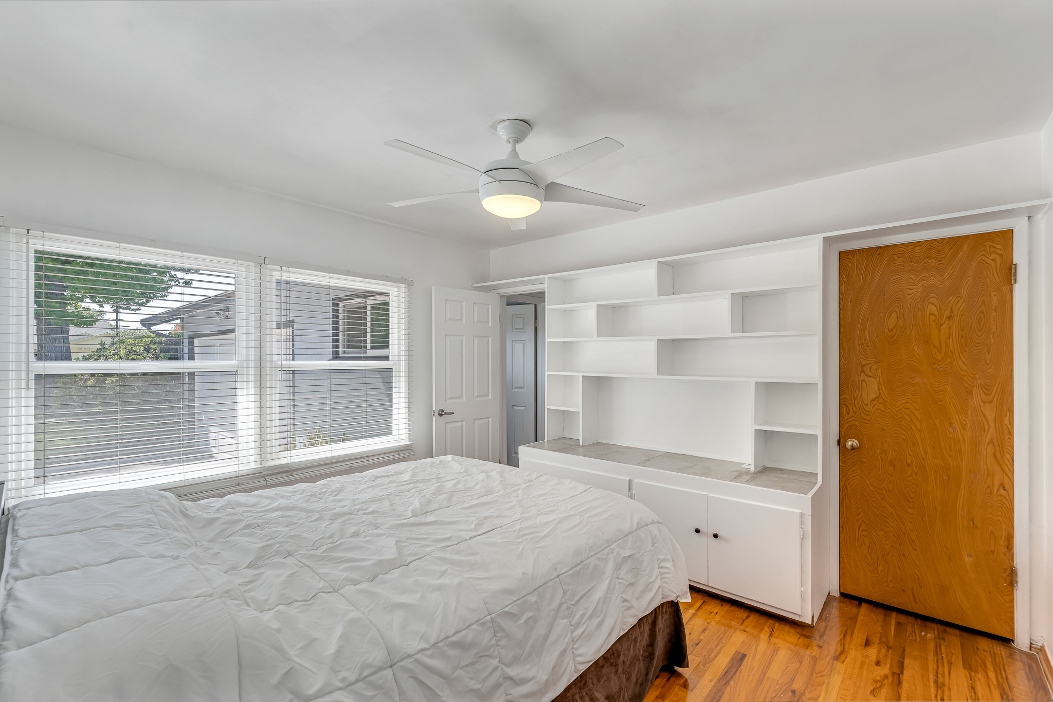  6626 Burnet Avenue - 物件實景