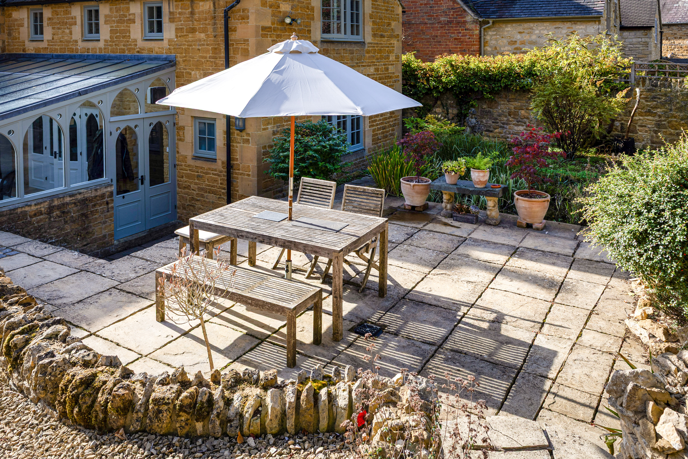  A Cotswolds stone village house with an annexe and extensive outbuildings - 物件實景