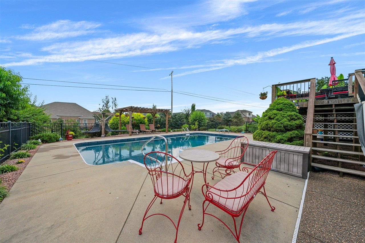 Bowling Green, Kentucky, 42104, United States, 6 Bedrooms Bedrooms, ,4 BathroomsBathrooms,Residential,For Sale,1882789