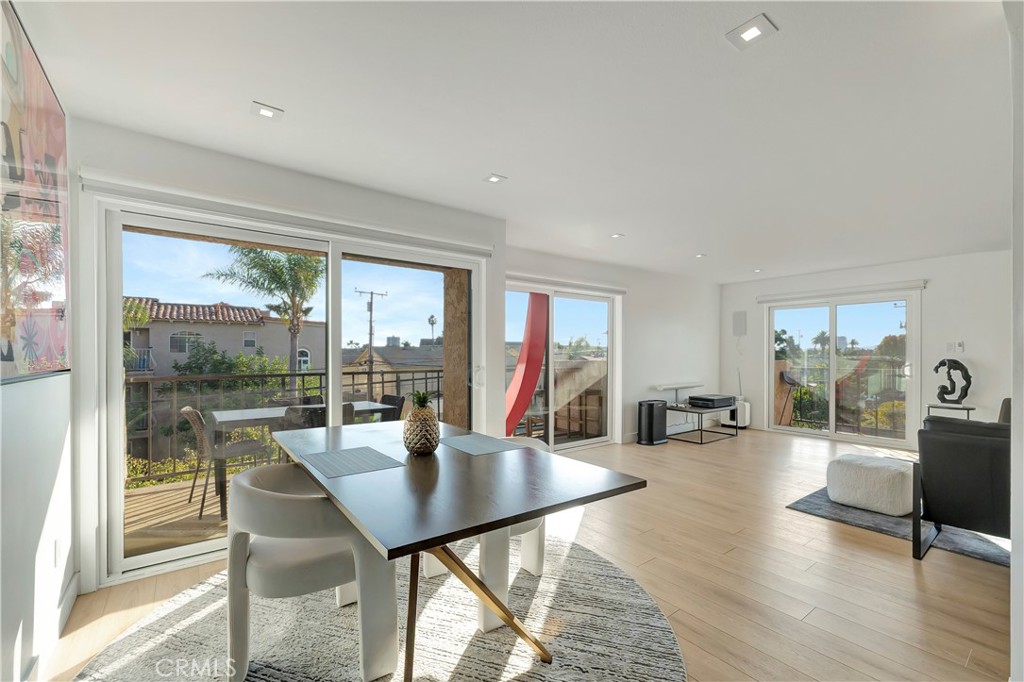 Long Beach, California, 90814, United States, 2 Bedrooms Bedrooms, ,1 BathroomBathrooms,Residential,For Sale,1989158