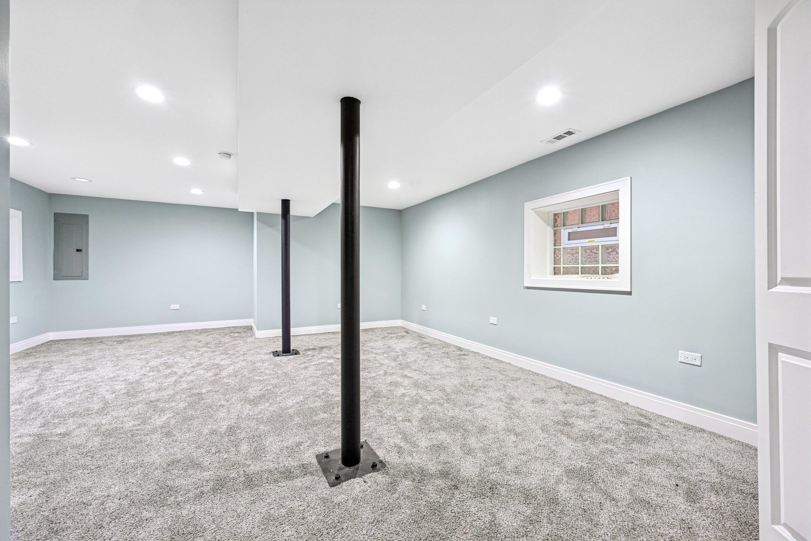 Chicago, Illinois, 60637, United States, 4 Bedrooms Bedrooms, ,4 BathroomsBathrooms,Residential,For Sale,2001250