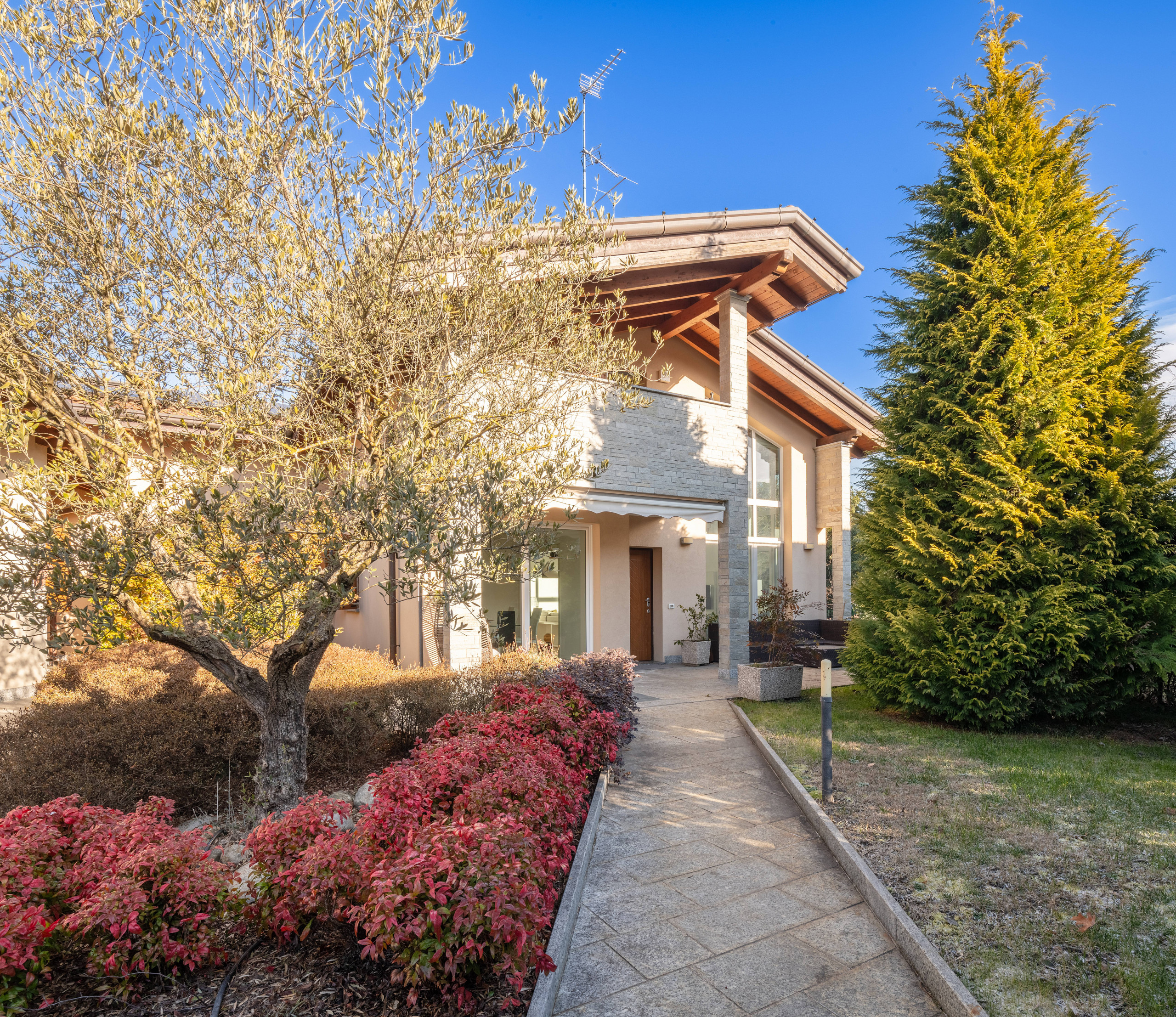 Cabiate, Como, 22060, IT, 4 Bedrooms Bedrooms, ,4 BathroomsBathrooms,Residential,For Sale,1940024