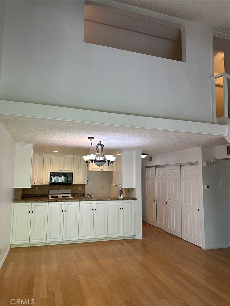 Canoga Park, California, 91303, United States, 2 Bedrooms Bedrooms, ,1 BathroomBathrooms,Residential,For Sale,1995813