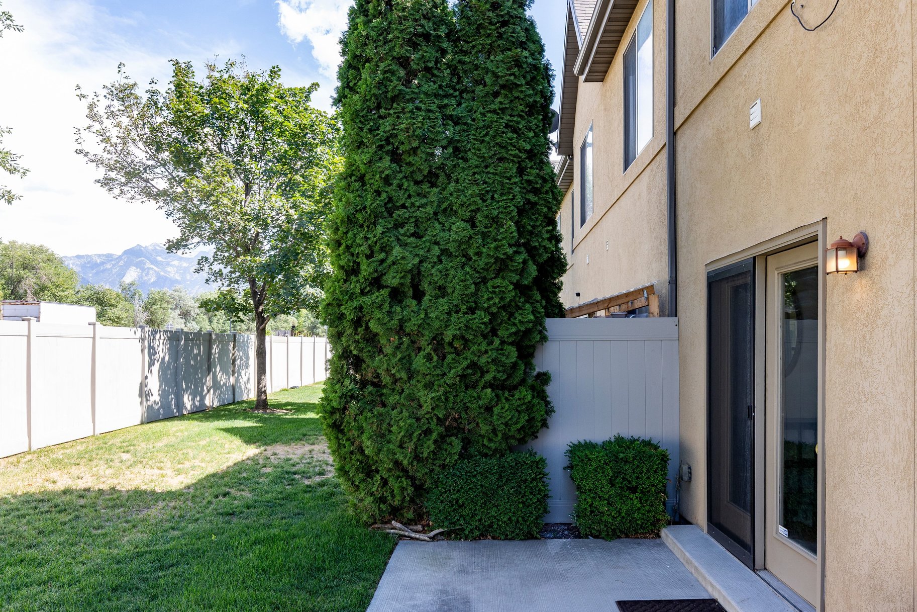  Fully Remodeled End-Unit in Prime Midvale Location - 物件實景