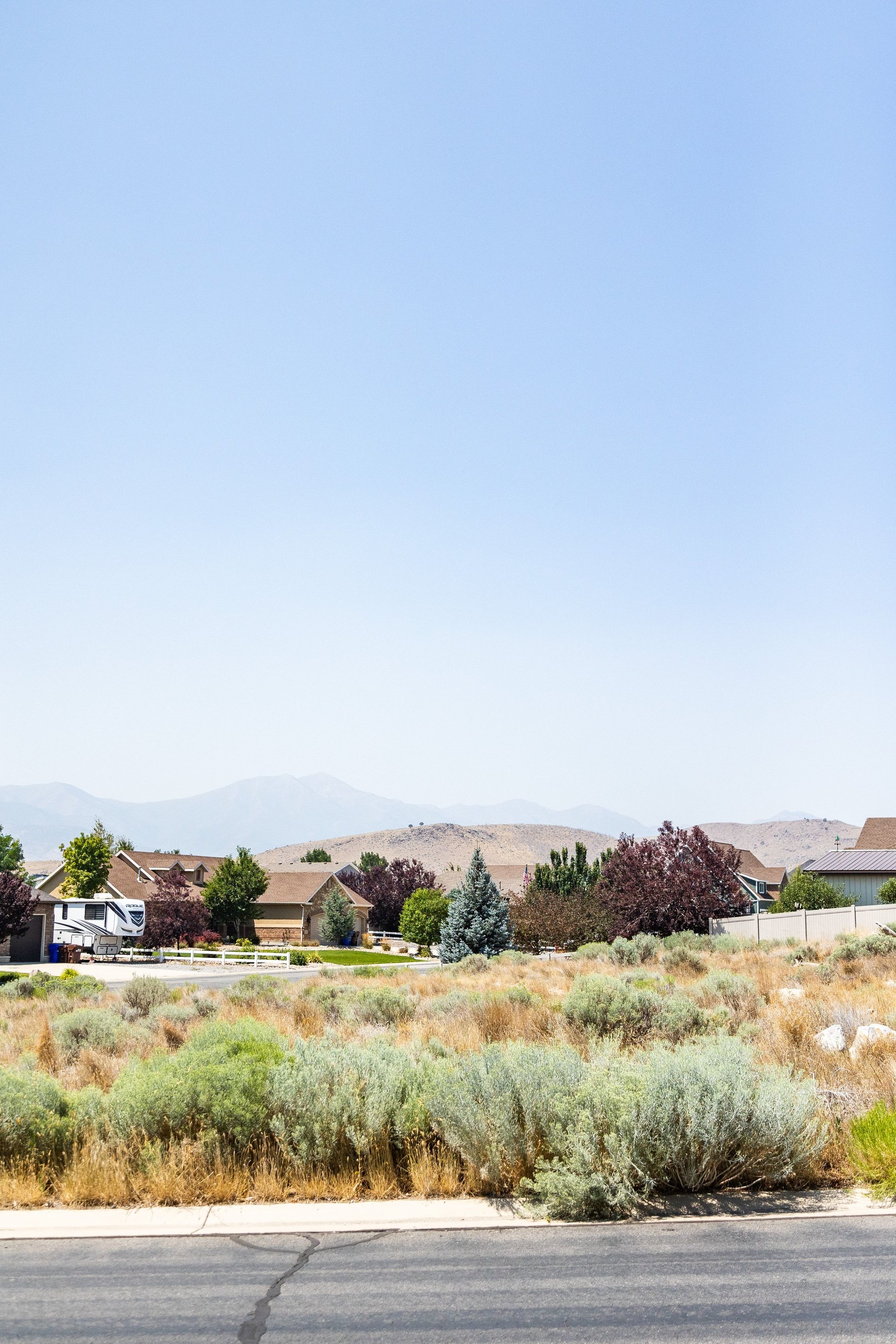  0.56 acres. Corner Lot. No HOA. ADU Potential. This one is different - 物件實景