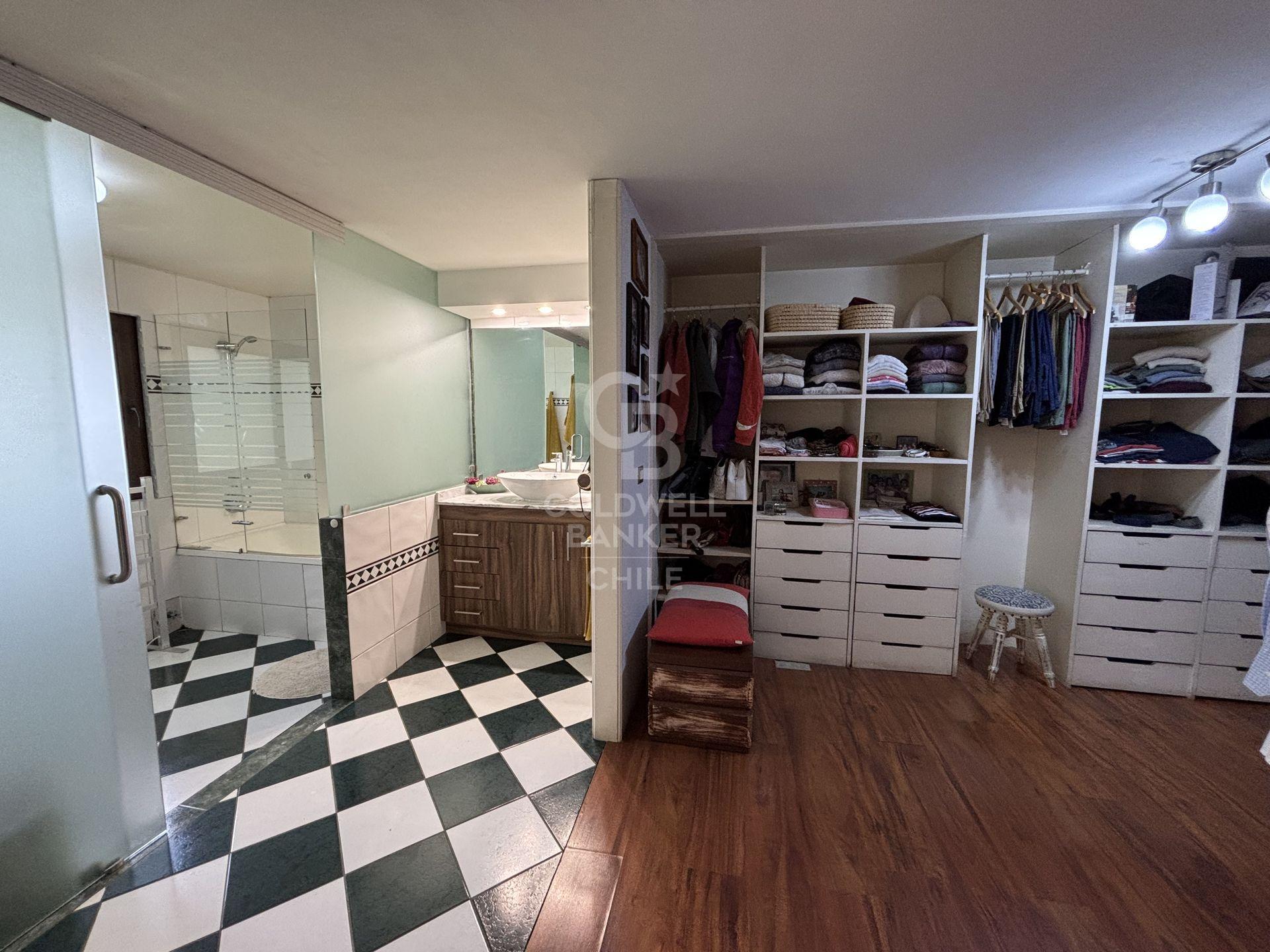 La Reina, Chile, 5 Bedrooms Bedrooms, ,5 BathroomsBathrooms,Residential,For Sale,1779147