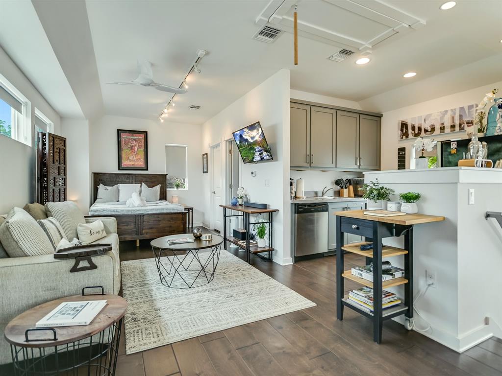 1215 Maple Ave, Austin, Texas, 78702, United States, 4 Bedrooms Bedrooms, ,4 BathroomsBathrooms,Residential,For Sale,1215 Maple Ave,1409568