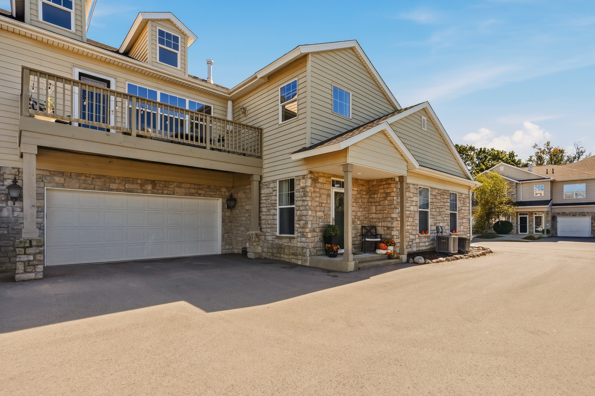  Pewaukee Condo with Scenic Pond Views & Resort Amenities - 物件實景