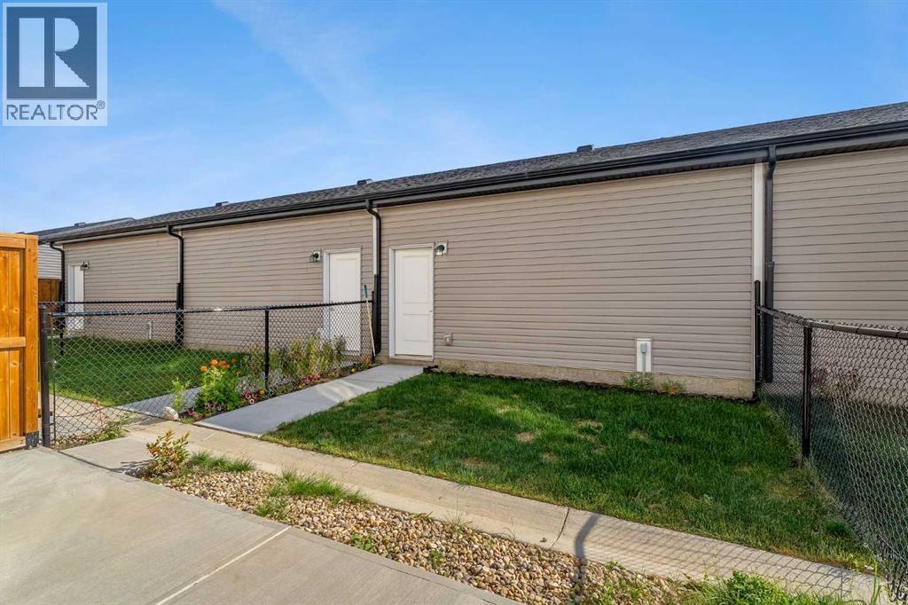 CALGARY, Alberta, T2X 4R1, CA, 3 Bedrooms Bedrooms, ,2 BathroomsBathrooms,Residential,For Sale,1949182