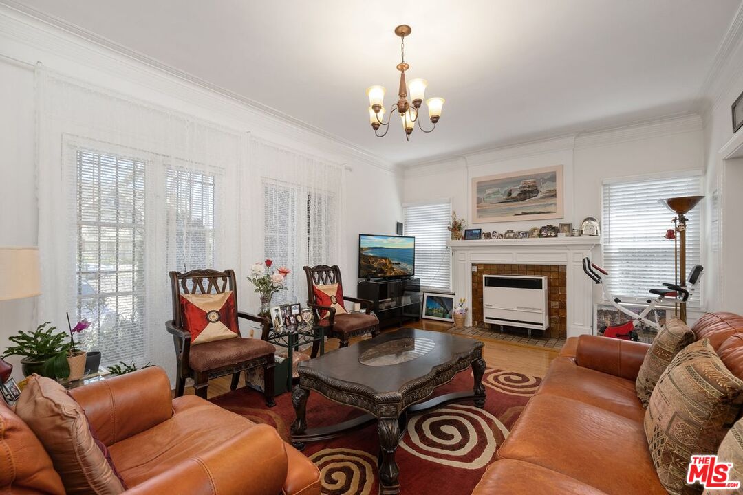 Los Angeles, California, 90019, United States, 12 Bedrooms Bedrooms, ,Residential,For Sale,1885364