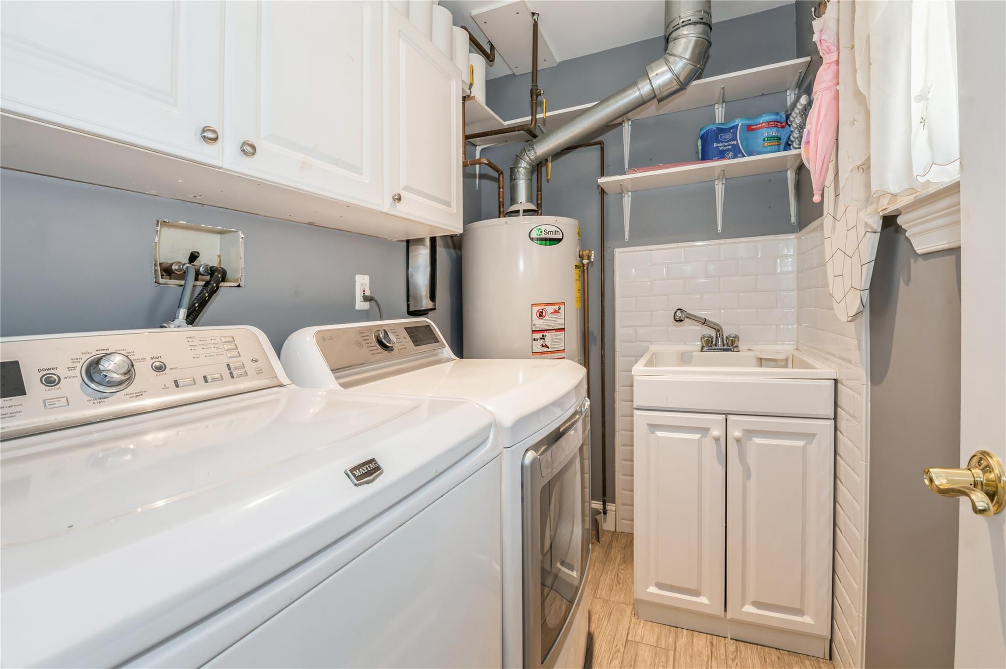 Howard Beach, New York, 11414, United States, 3 Bedrooms Bedrooms, ,2 BathroomsBathrooms,Residential,For Sale,1908701