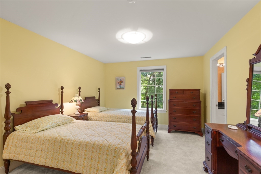 Topsfield, Massachusetts, 01983, United States, 4 Bedrooms Bedrooms, ,4 BathroomsBathrooms,Residential,For Sale,1901084