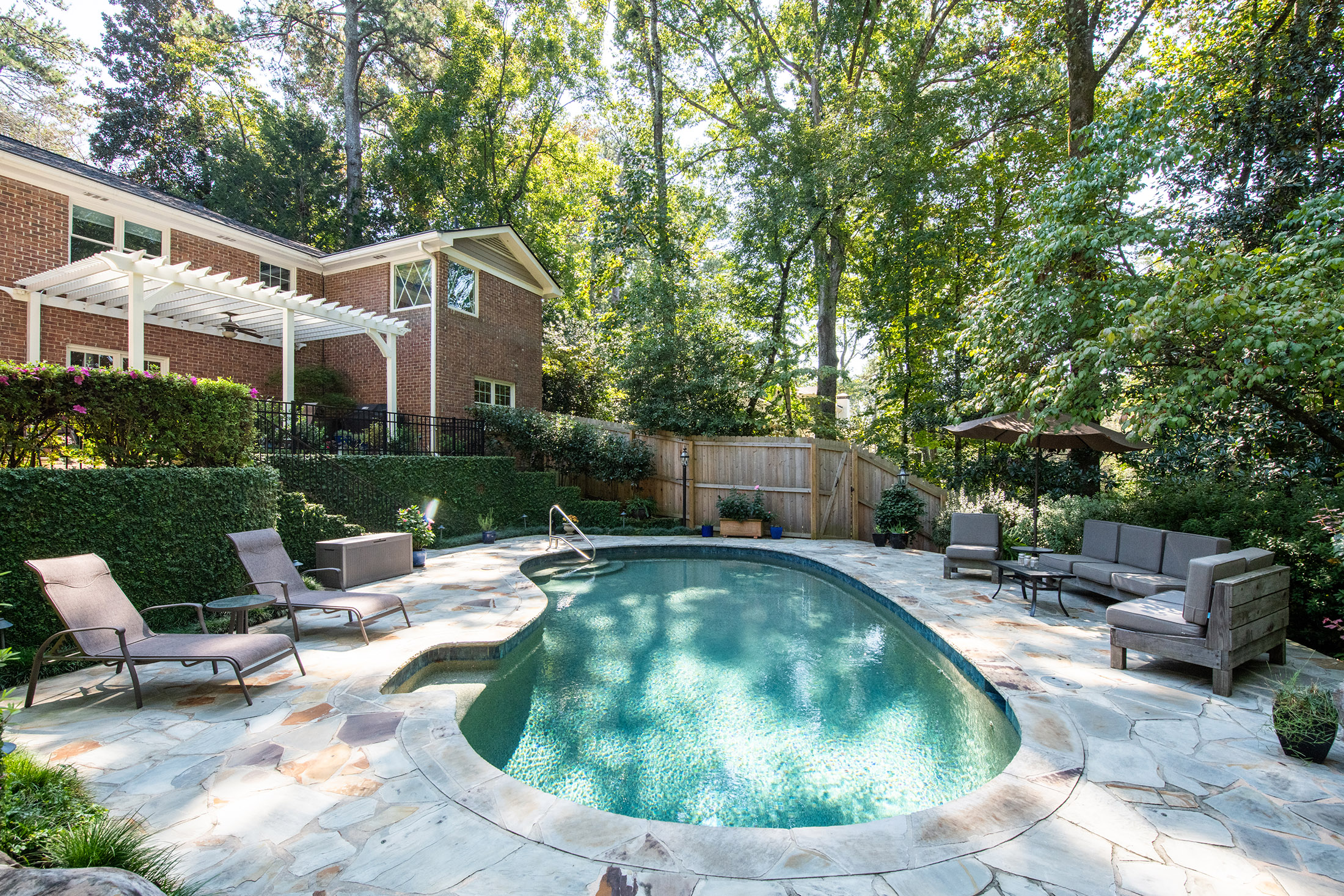  Charming Ranch Home with Heated Pool in a Great Sandy Springs Location - 物件實景