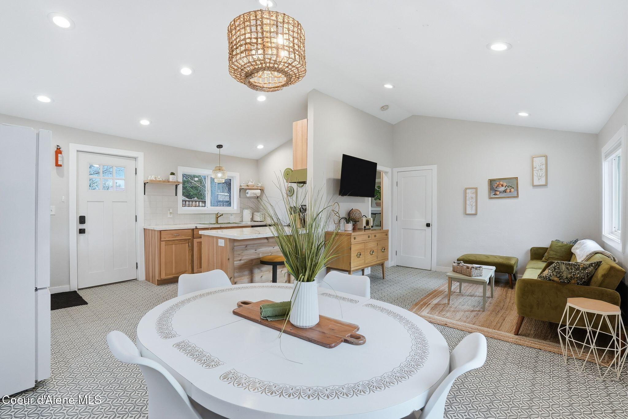 Coeur d'Alene, Idaho, 83814, United States, ,Residential,For Sale,2033062