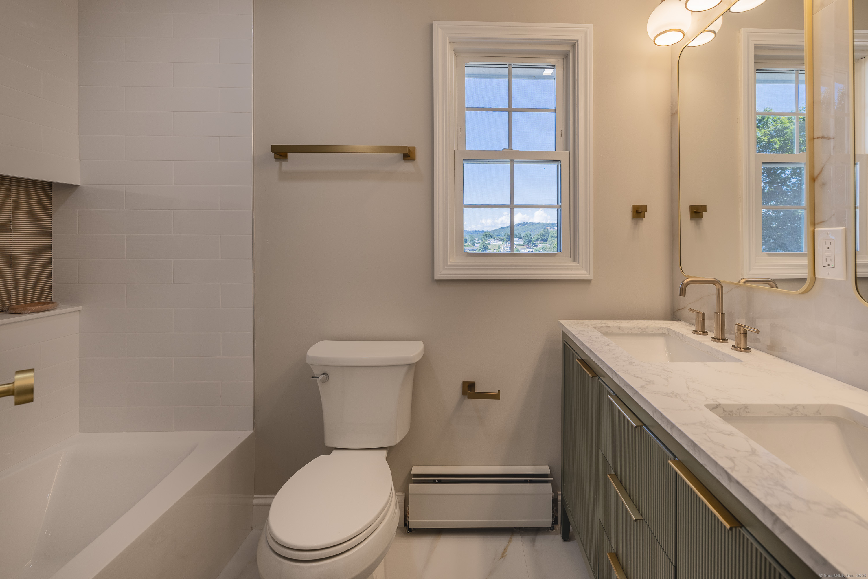 Brookfield, Connecticut, 06804, United States, 3 Bedrooms Bedrooms, ,4 BathroomsBathrooms,Residential,For Sale,1940398