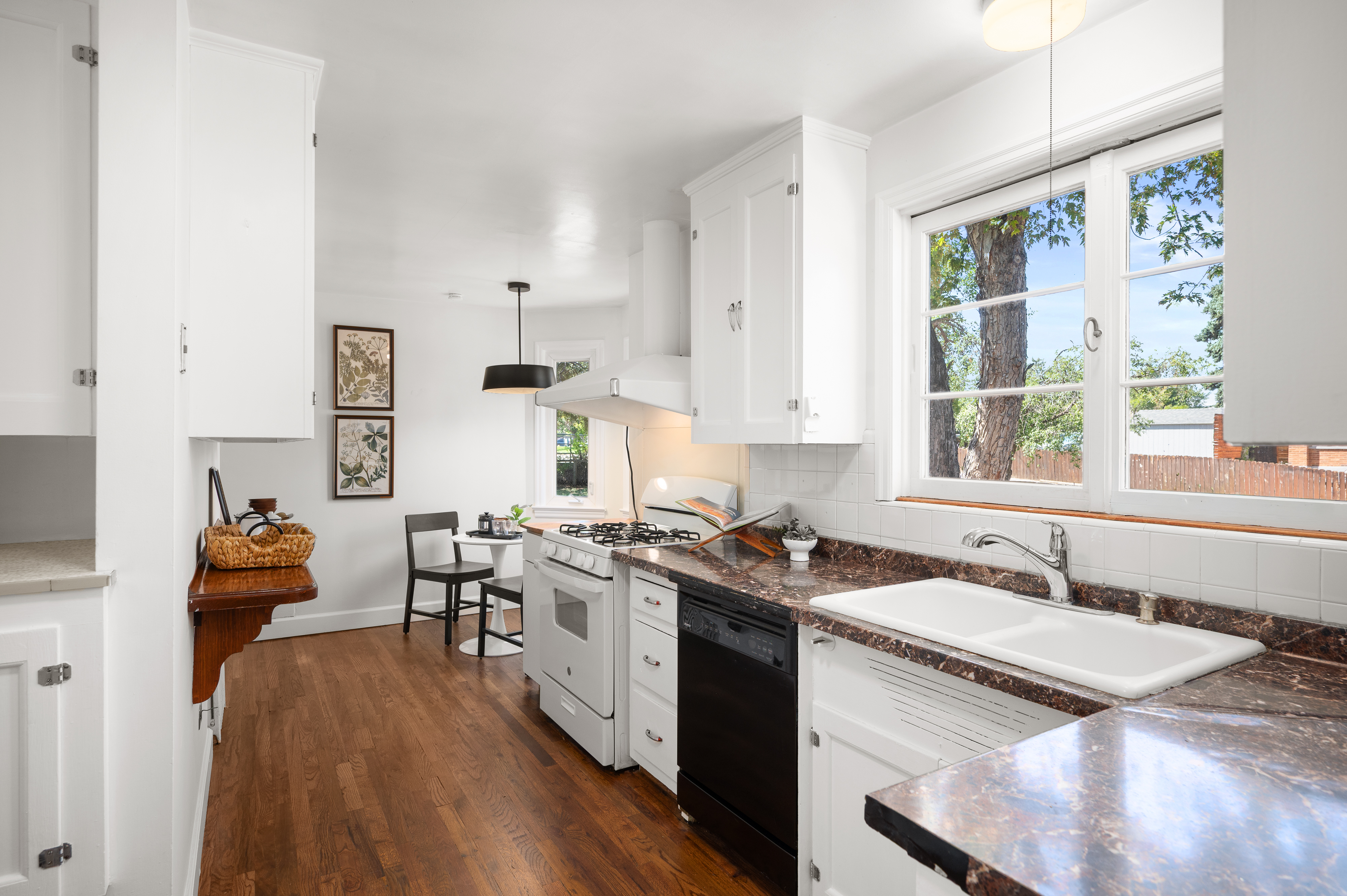  Discover Timeless Mid-Century Character Paired with Thoughtful Updates - 物件實景