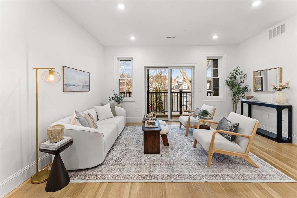 Marlborough, Massachusetts, 01752, United States, 2 Bedrooms Bedrooms, ,3 BathroomsBathrooms,Residential,For Sale,1997186