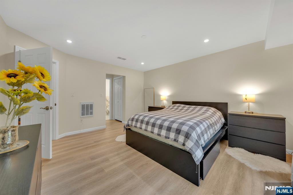 Palisades Park, New Jersey, 07650, United States, 2 Bedrooms Bedrooms, ,3 BathroomsBathrooms,Residential,For Sale,1960727