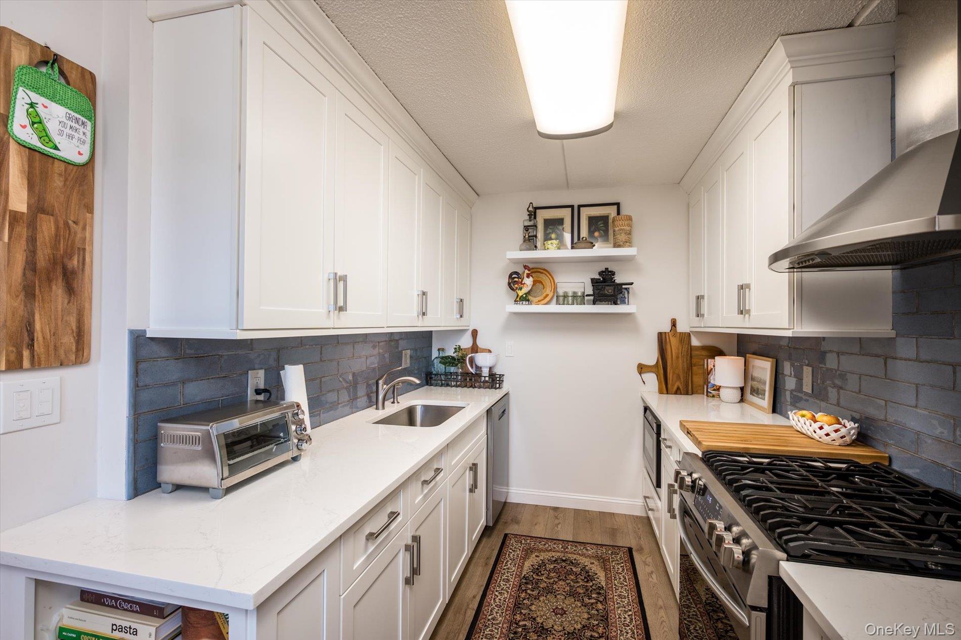  135 Post Avenue, Westbury, NY, 11590 - 物件實景