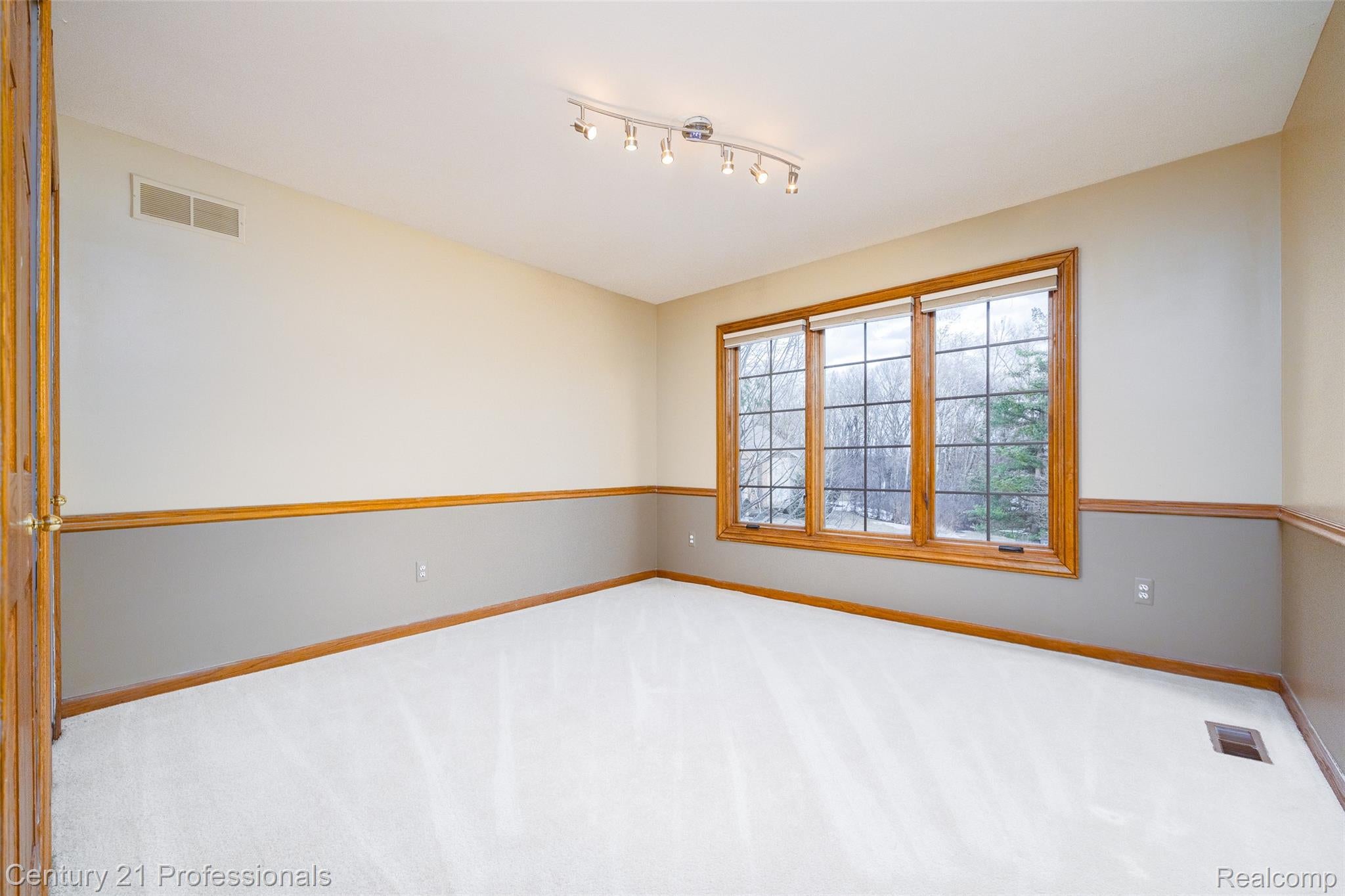 Rochester, Michigan, 48306, United States, 4 Bedrooms Bedrooms, ,3 BathroomsBathrooms,Residential,For Sale,1980039