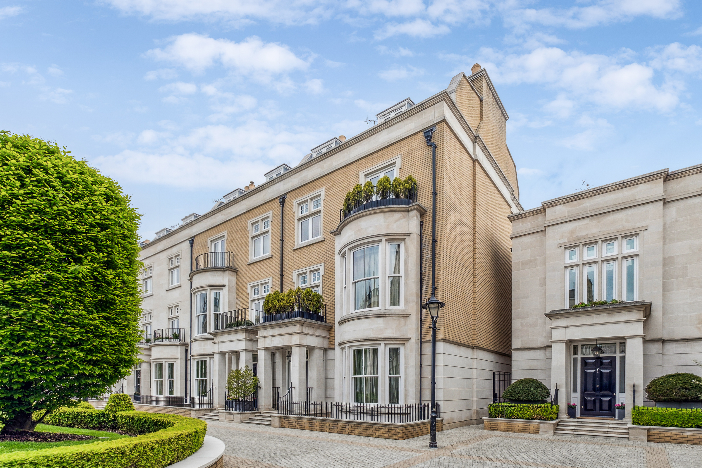 A modern townhouse moments from Holland Park 