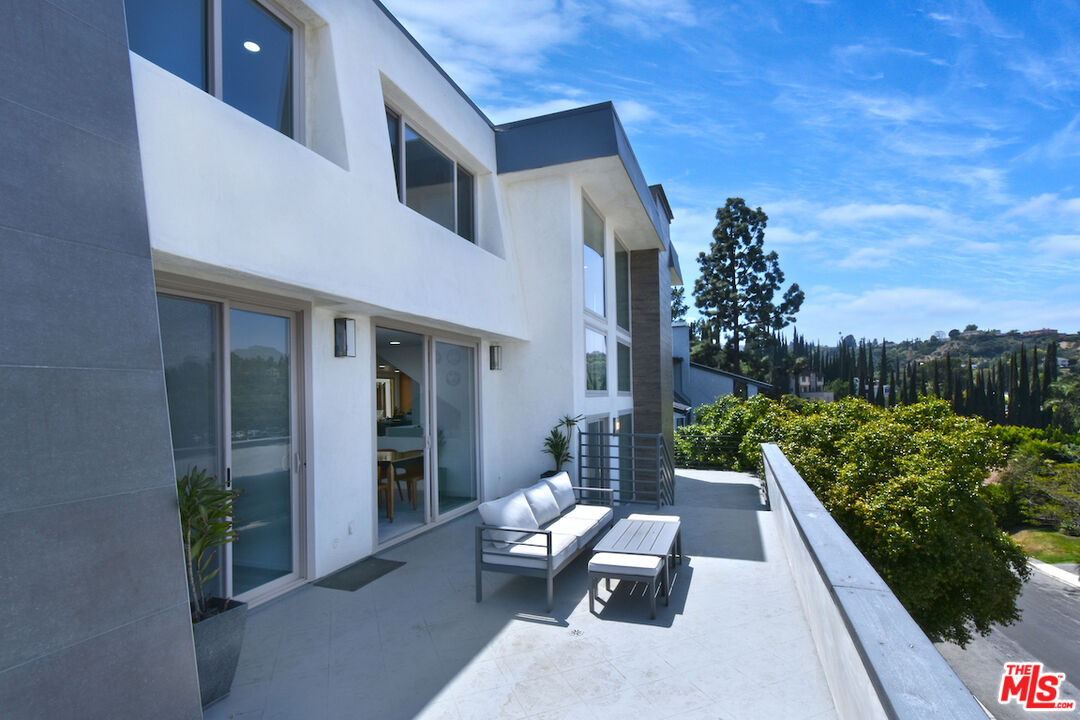 Sherman Oaks, California, 91403, United States, 4 Bedrooms Bedrooms, ,4 BathroomsBathrooms,Residential,For Sale,1794454