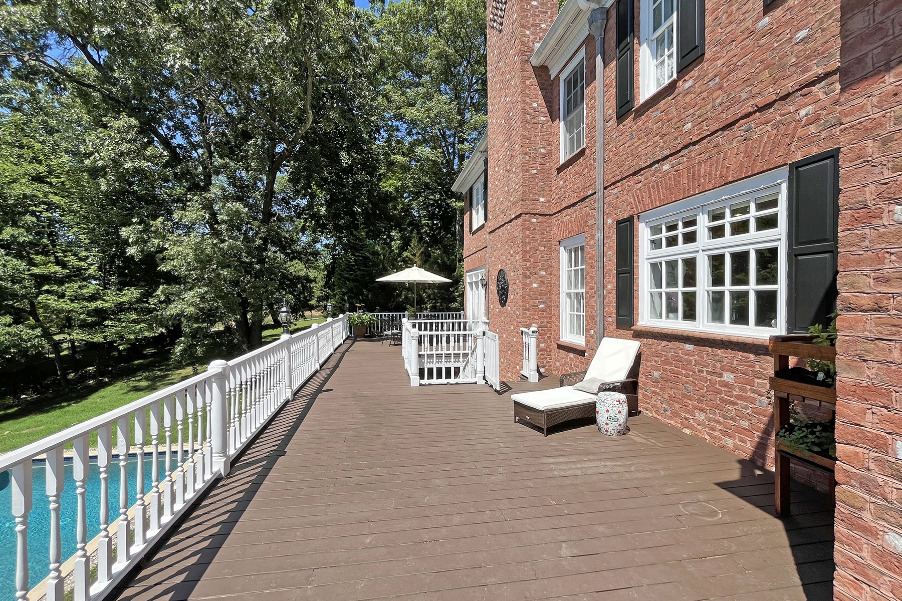  Stately Brick Home with Striking Architectural Detail - 物件實景