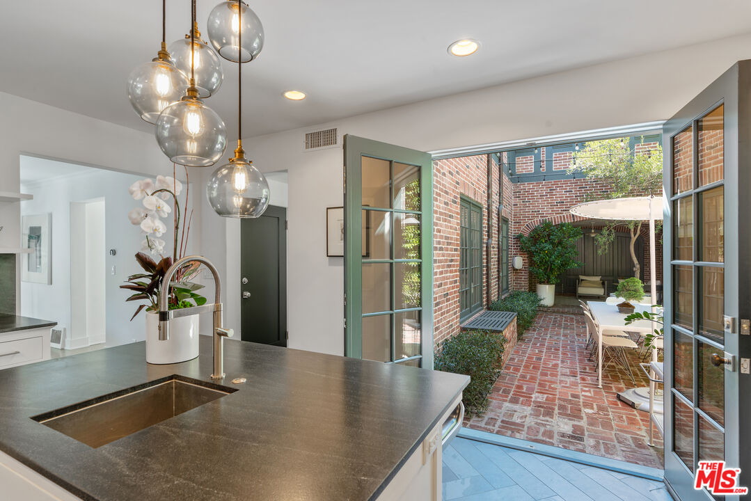 Los Angeles, California, 90020, United States, 5 Bedrooms Bedrooms, ,5 BathroomsBathrooms,Residential,For Sale,1939583