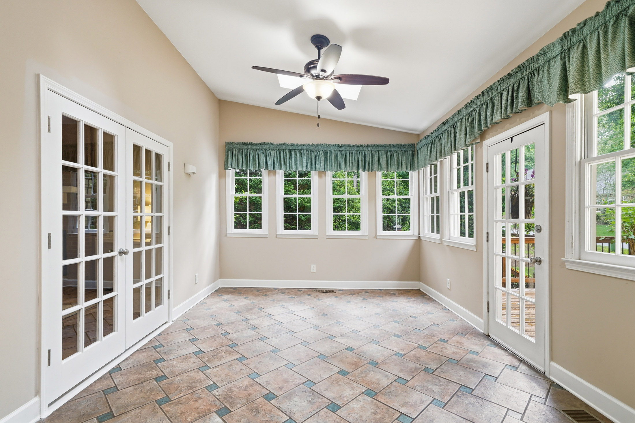 Tucked Into a Cul-de-Sac in Johns Creek’s Sought-After Glastonberry Neighborhood - 物件實景