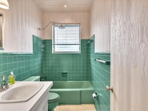 North Miami Beach, Florida, 33179, United States, 4 Bedrooms Bedrooms, ,2 BathroomsBathrooms,Residential,For Sale,1988572