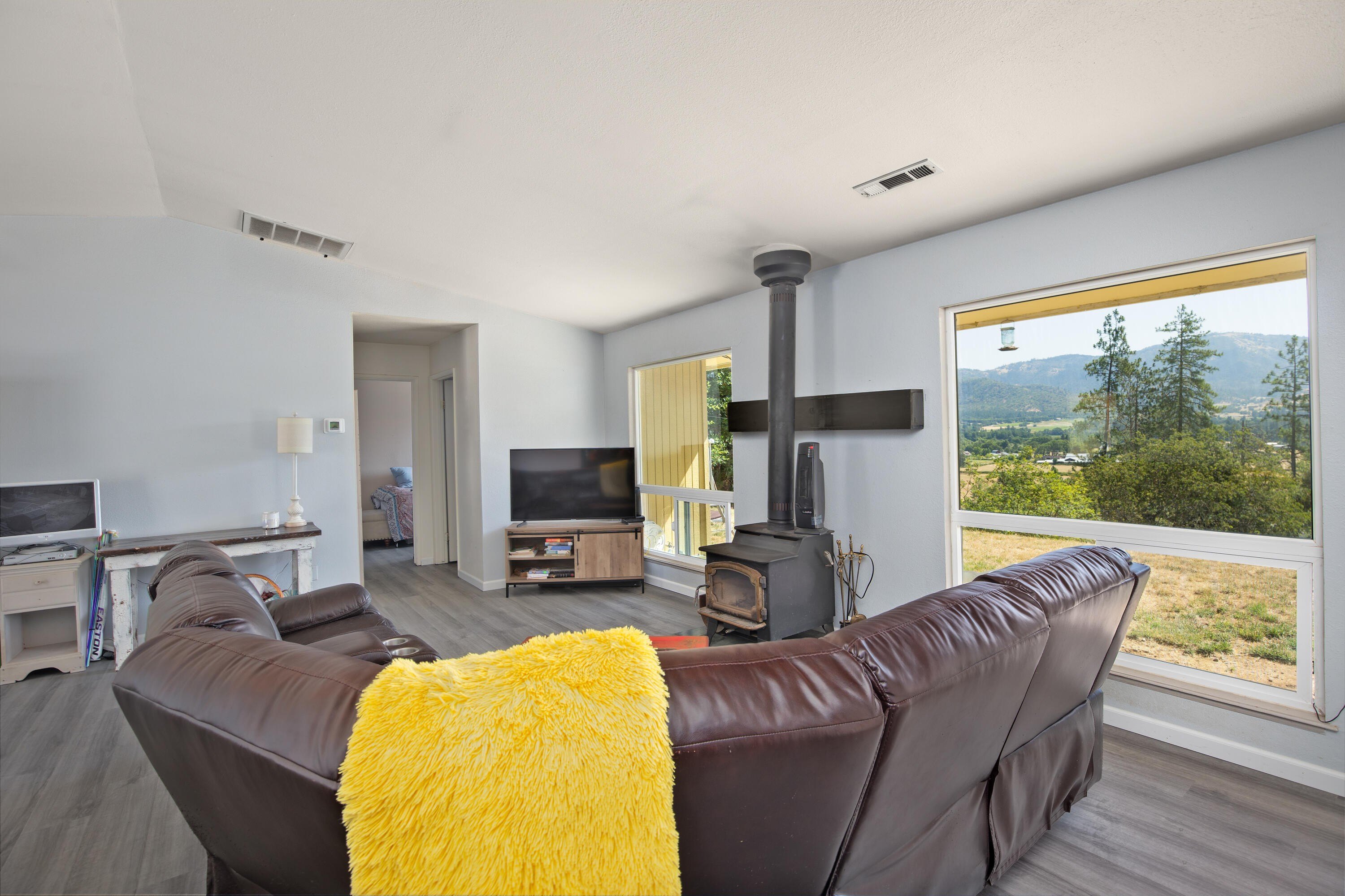 Williams, Oregon, 97544, United States, 3 Bedrooms Bedrooms, ,2 BathroomsBathrooms,Residential,For Sale,1983882