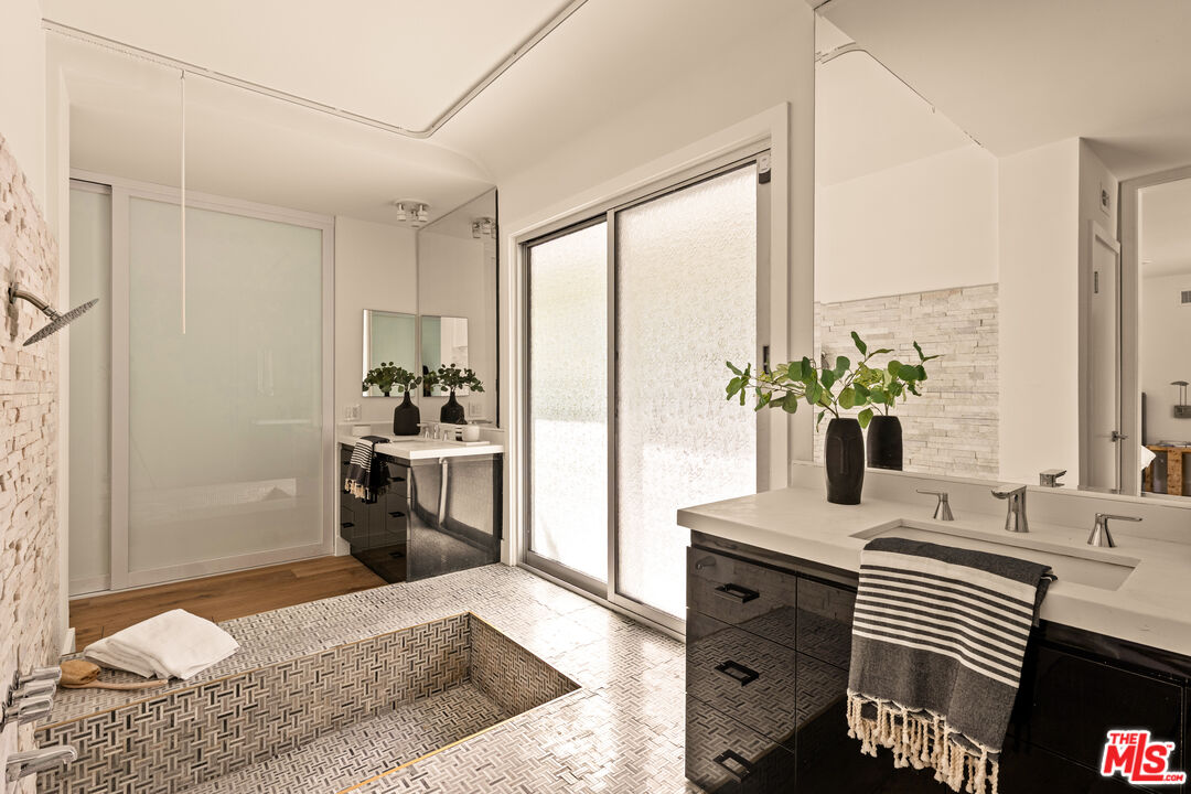 Los Angeles, California, 90027, United States, 4 Bedrooms Bedrooms, ,2 BathroomsBathrooms,Residential,For Sale,1989573