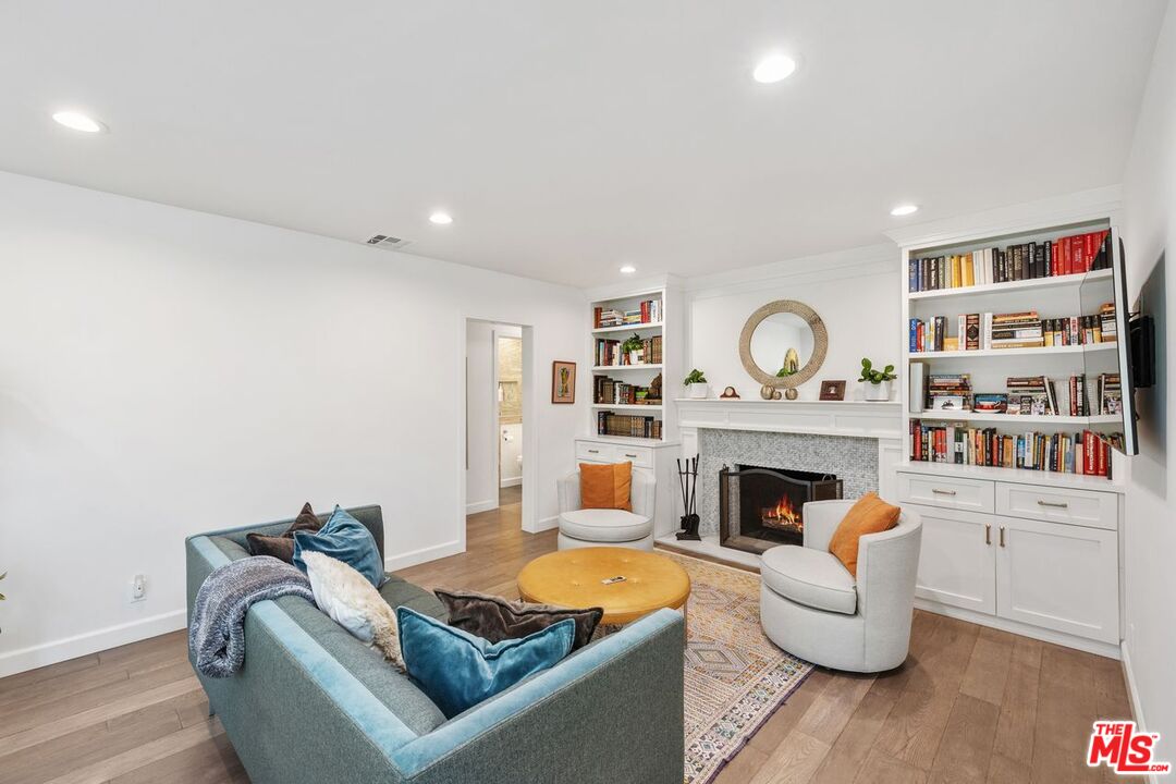 Los Angeles, California, 90034, United States, 4 Bedrooms Bedrooms, ,Residential,For Sale,1991116