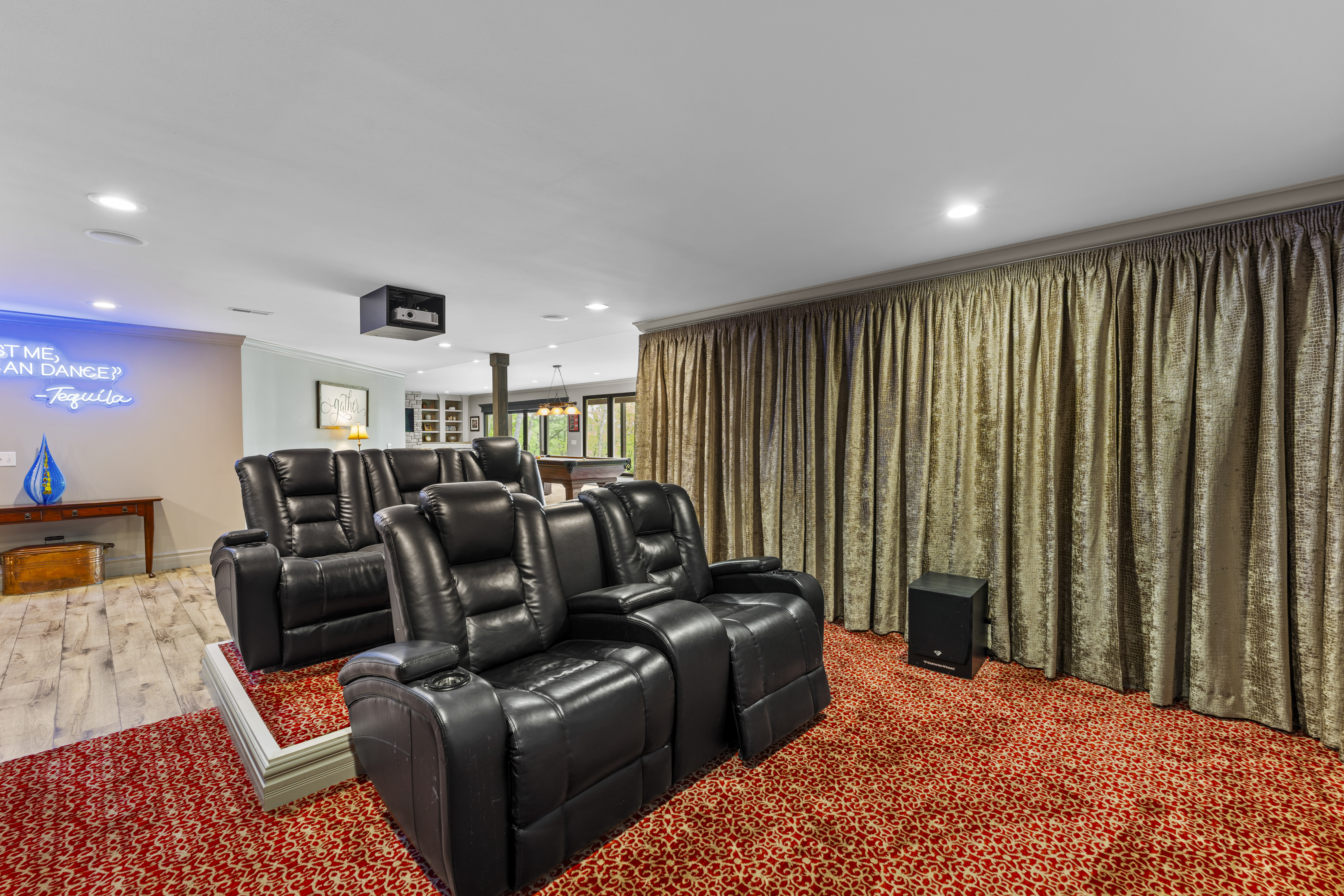  Discover unmatched luxury and versatility in this custom Craftsman-style estate - 物件實景