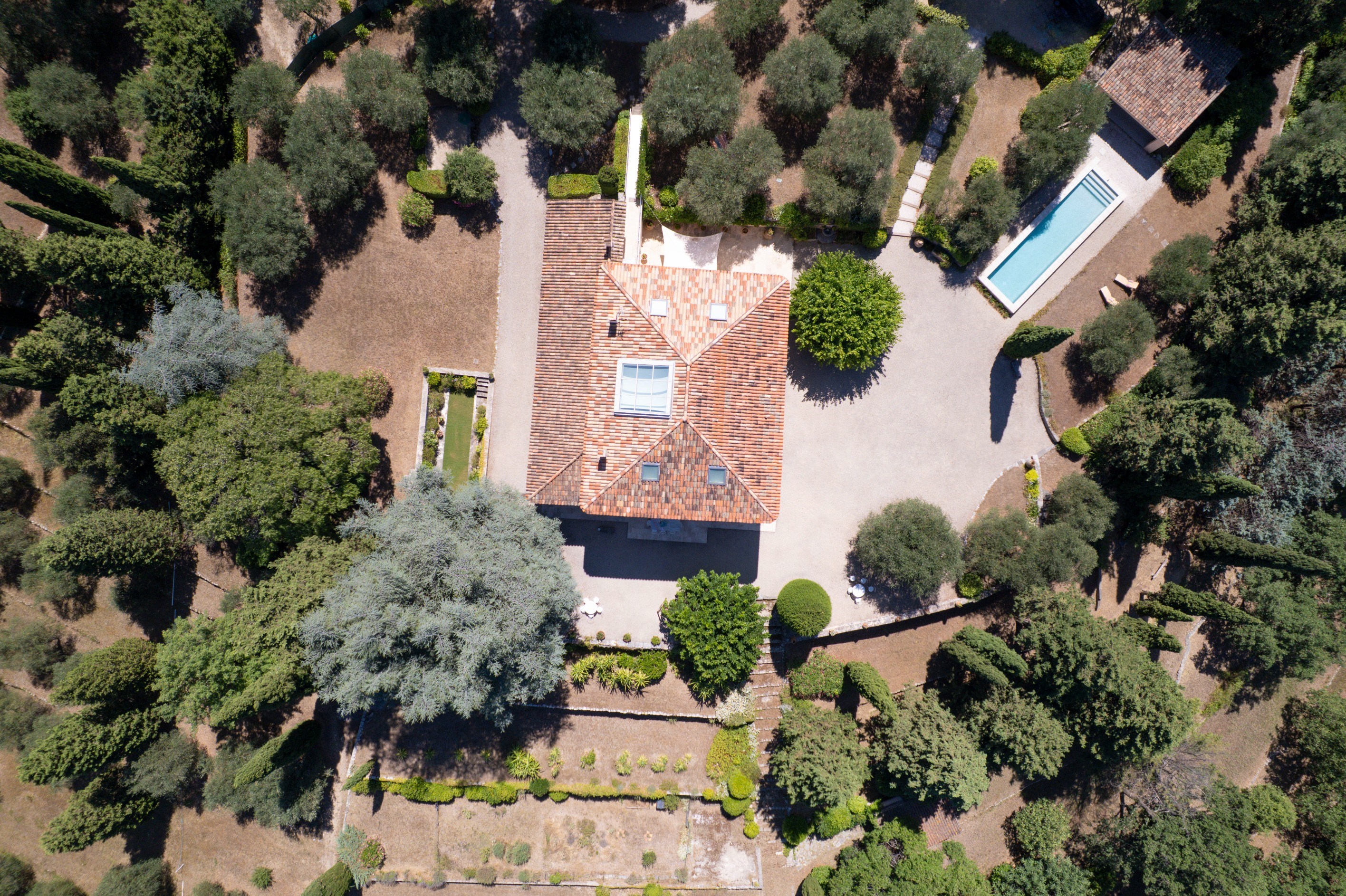  Renovated bastide with annex and swimming pool, 2 hectares in Grasse - 物件實景