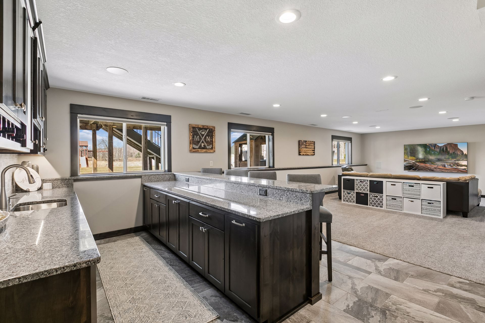  Elegant Living with Entertainer’s Lower Level - 物件實景