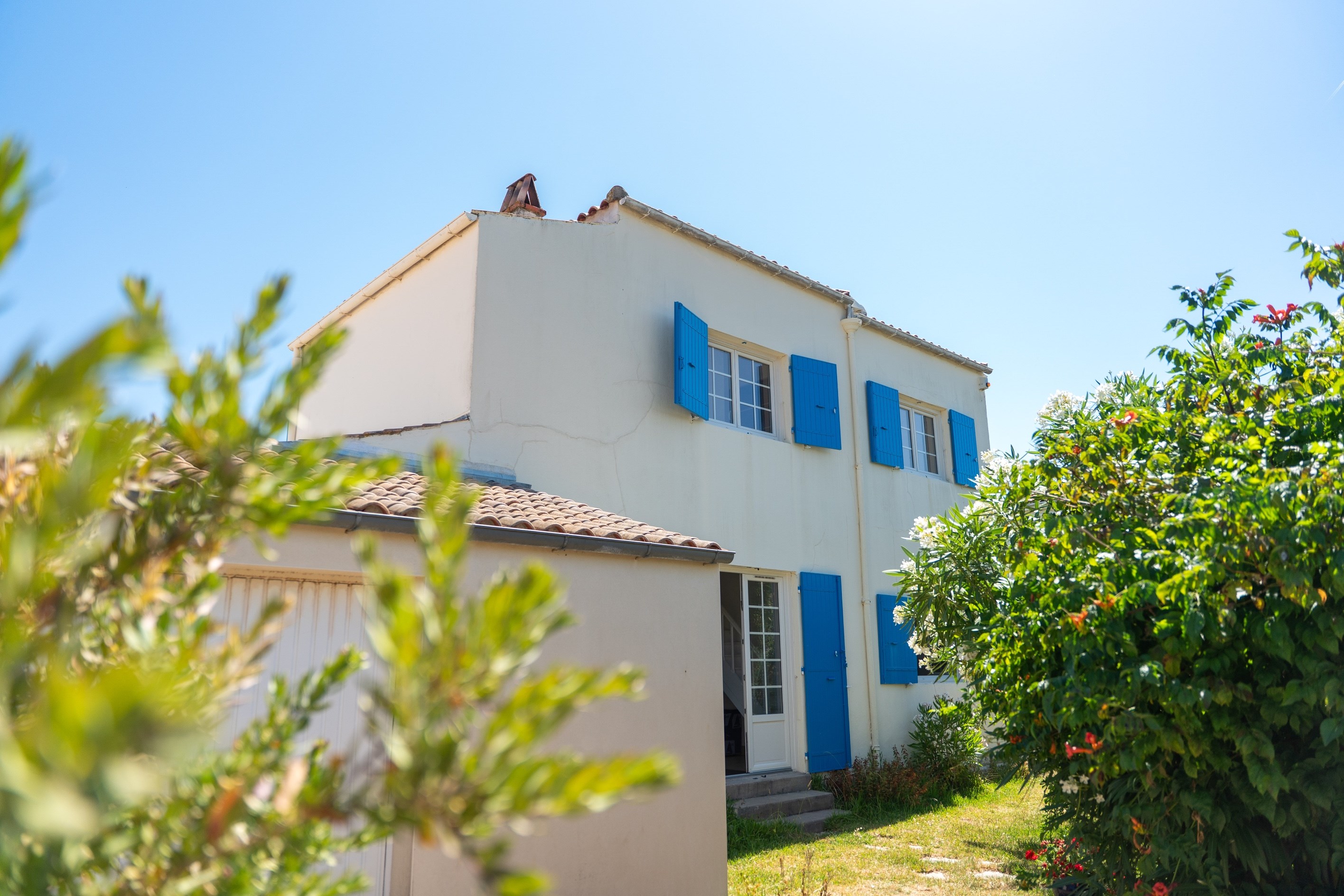 Charming House  Facing the Sea and Marina of Saint Denis d