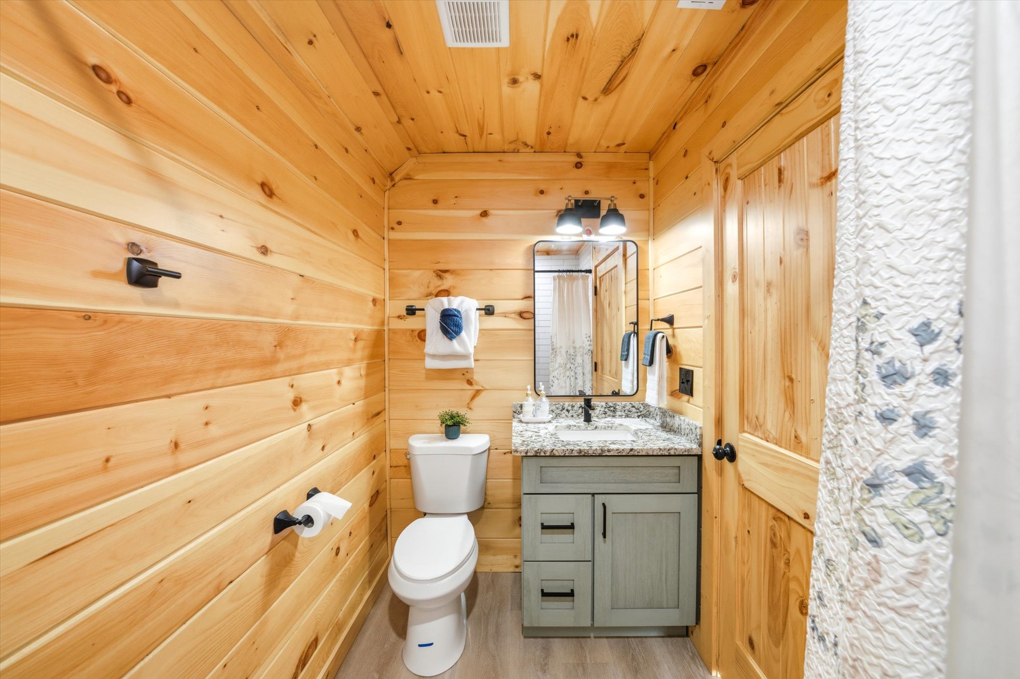 Sevierville, Tennessee, 37862, United States, 2 Bedrooms Bedrooms, ,2 BathroomsBathrooms,Residential,For Sale,1992770