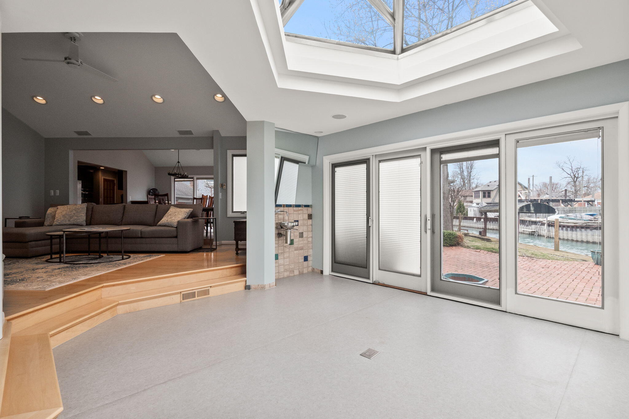 Detroit, Michigan, 48215, United States, 3 Bedrooms Bedrooms, ,4 BathroomsBathrooms,Residential,For Sale,1924310