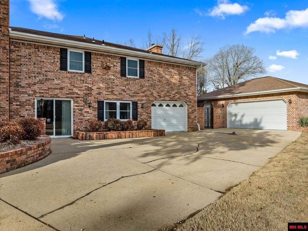 Mountain Home, Arkansas, 72653, United States, 3 Bedrooms Bedrooms, ,4 BathroomsBathrooms,Residential,For Sale,2025116