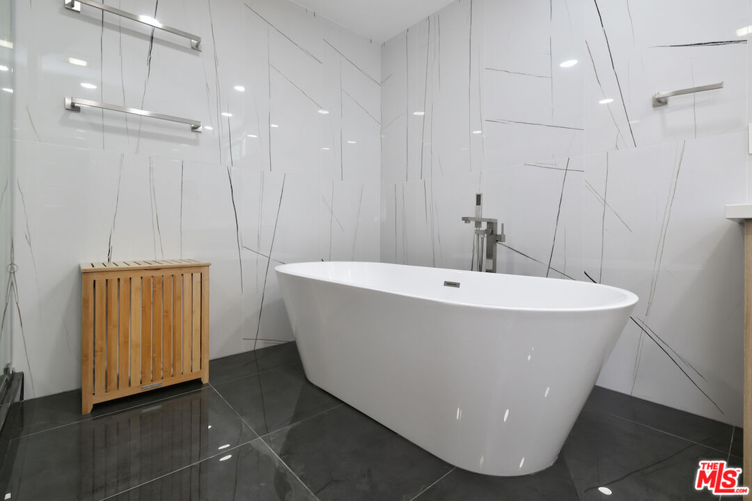 Sherman Oaks, California, 91403, United States, 4 Bedrooms Bedrooms, ,4 BathroomsBathrooms,Residential,For Sale,1794454