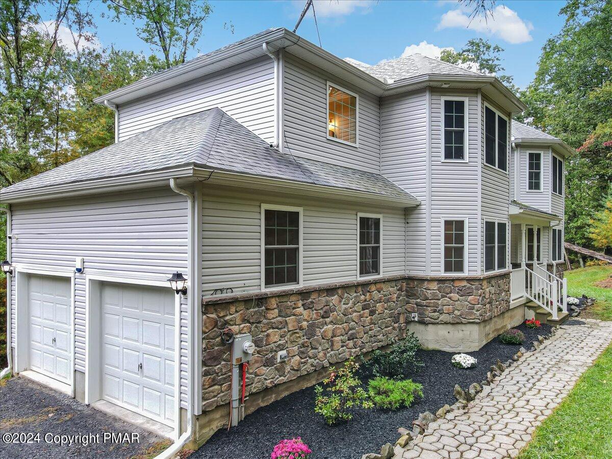 Stroudsburg, Pennsylvania, 18360, United States, 4 Bedrooms Bedrooms, ,3 BathroomsBathrooms,Residential,For Sale,1858014