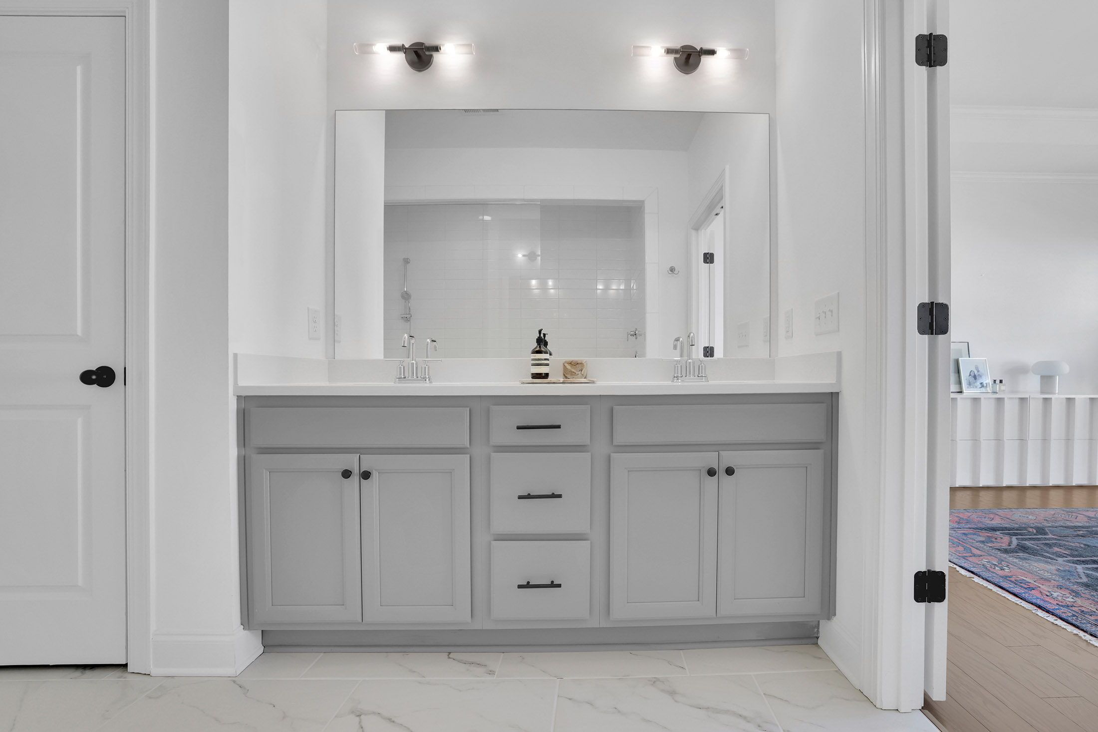  Thoughtfully Designed Townhome in Gated Enclave - 物件實景